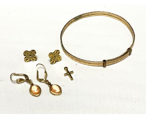 A rolled gold bangle together with earrings 