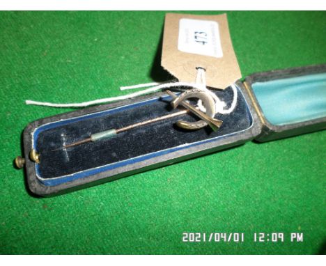 Cased hunting horn and horseshoe scarf pin marked 9