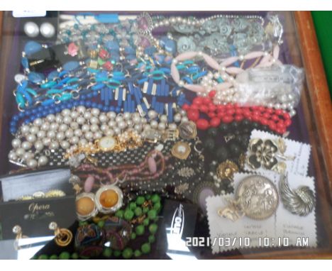 Table top display cabinet containing a large sel. of dress jewellery incl. beads, vintage brooches etc.