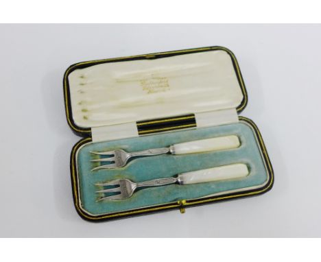 George V cased set of two mother of pearl and silver pickle forks,  Sheffield 1912