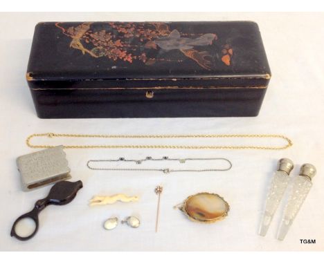 An oriental lacquered box and mixed collectables to include gold stick pin, agate brooch, trench art match striker and others