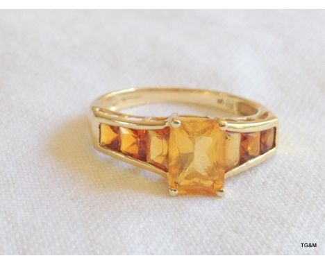 A ladies 9ct gold and amber ring. size R