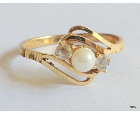 A 9ct gold hallmarked ladies pearl cross over ring size M/N