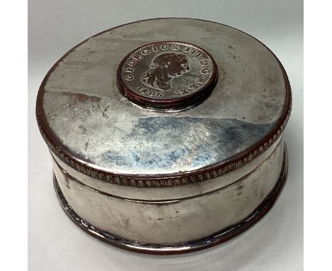 An Old Sheffield Plate snuff box with lift-off cover. Circa 1800. Est. £10 - £20.