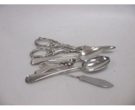 A pair of silver grape shears by William Hutton, Sheffield 1924,the stems cast as fruiting vines, 17cm, together with a silve