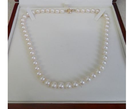 Cultured pearl necklace with 14ct gold clasp 18" length