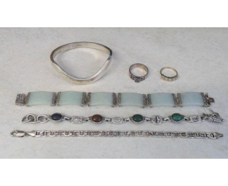 Selection of silver jewellery inc jade style bracelet & a costume ring