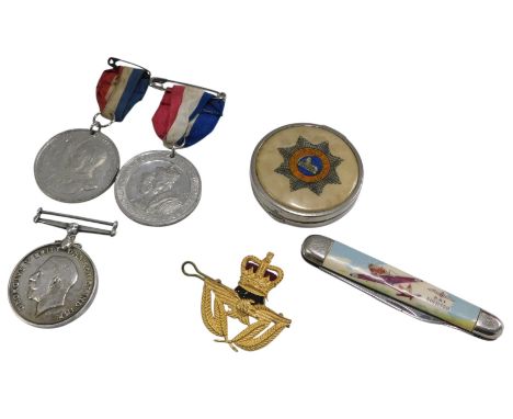 A WWI war medal, named to Gnr. J.T.Marland R.A., 229071, together with an RAF warrant officers cap badge, commemorative medal