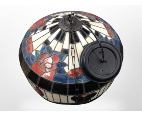 A large Tiffany style pendant light shade, diameter 52 cm 