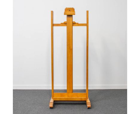 A large easel, made of wood. 60 x 62,5 x 153