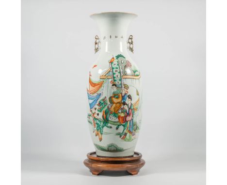 Chinese vase with Emperor, Lady's in court and playing children. 19th / 20th century. 58 x 23