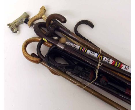 Bundle of walking sticks and a shooting stick. Condition report: see terms and conditions