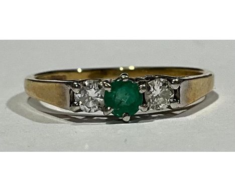 9ct Gold Emerald and Diamond Trilogy ringset with a round brilliant cut emerald measuring approx. 3.3mm and two side round br