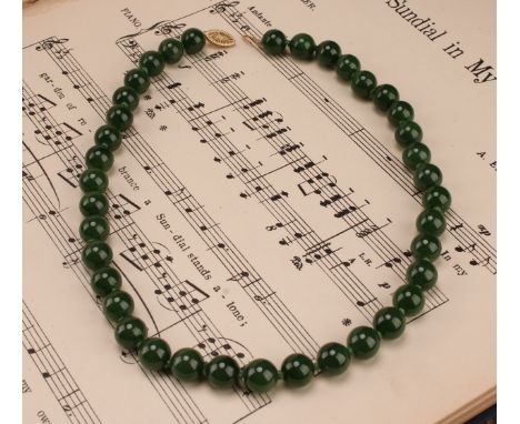 A single strand nephrite jade round polished bead necklace with "14KT S" stamped gilt clasp, the round beads measure approx 1