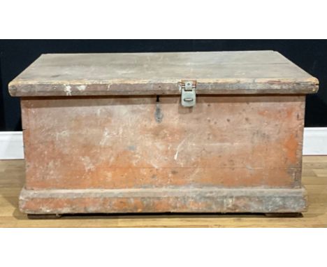 An early 20th century pine carpenter’s tool chest, hinged top enclosing two compartmented trays, carry handles to sides, 47.5