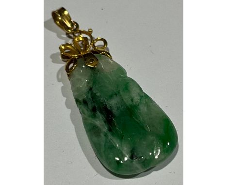 A Chinese "14K" stamped gold carved jadeite pendant, openwork leafy scroll mount with suspension loop, approx. 4.5cm in heigh