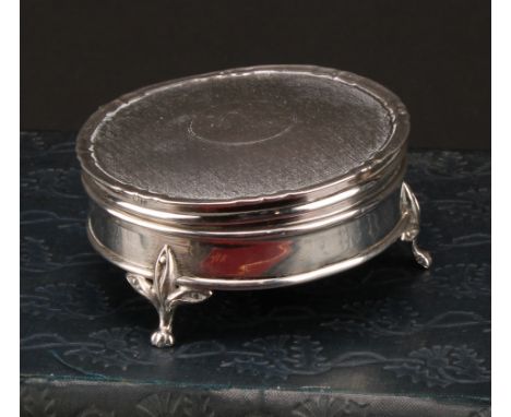 A George V silver circular dressing table trinket box, hinged engine turned cover, paw feet, 7.5cm diam, Birmingham 1918