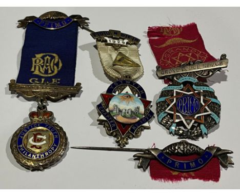 A George V silver and enamel masonic jewel, Ystwyth Chapter, No. 1072, Founder 1929, with ribbon and steel pin, Birmingham 19