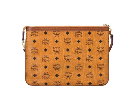 MCM Pochette. Visetos Serie in Cognac mit goldfarbener Hardware, Reißverschluss und Trageriemen. Flecken innen vorhanden, Har