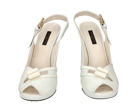 LOUIS VUITTON Sandaletten, Gr. 39,5. Fein genarbtes Leder in Weiß,  mit dekorativem Trageriemen und breitem Absatz, Absatzhöh