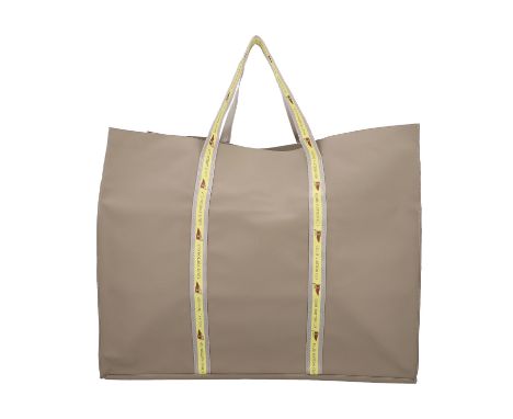LOUIS VUITTON Strandtasche "LOUIS VUITTON CUP". Limited Edition. Totebag aus wasserdichtem Vinyl in Hellgrau mit zwei langen 