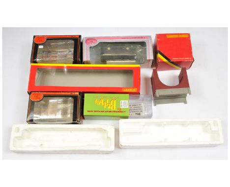 Gilbow, Hornby (GB) and others mixed group of bus, bridge and empty boxes to include Ref. 18012 East Yorkshire Daimler MCW Fl