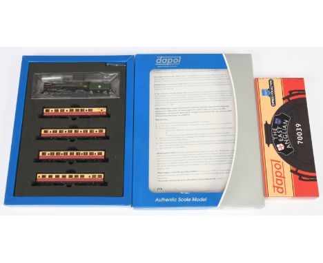 Dapol 2S-017-010 Britannia East Anglian Set; Featuring Britannia 70039 "Sir Christopher Wren" Early Emblem and 4 Crimson &amp
