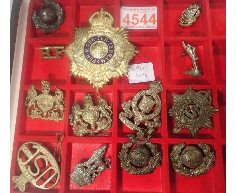 Mixed military cap badges. P&amp;P Group 1 (£14+VAT for the first lot and £1+VAT for subsequent lots) 