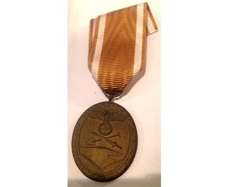 Third Reich West Wall medal. P&amp;P Group 1 (£14+VAT for the first lot and £1+VAT for subsequent lots) 