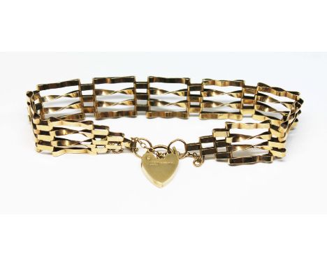 A hallmarked 9ct gold gate bracelet, wt. 8.7g.  