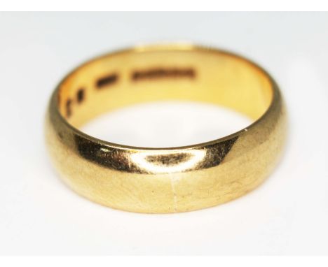 A hallmarked 9ct gold wedding band, wt. 6.1g, size R/S.  