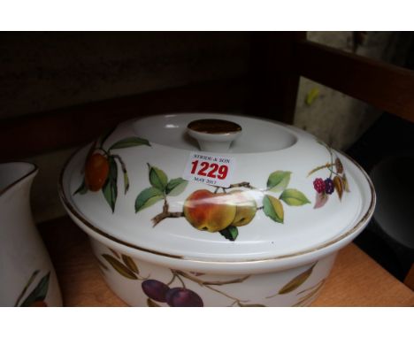 A small quantity of Royal Worcester 'Evesham' pattern items.
