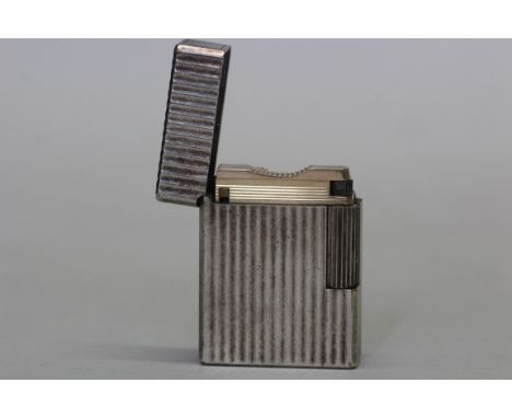 A Dupont gas lighter, with vertical ribbed decoration, 4.6cm high. 