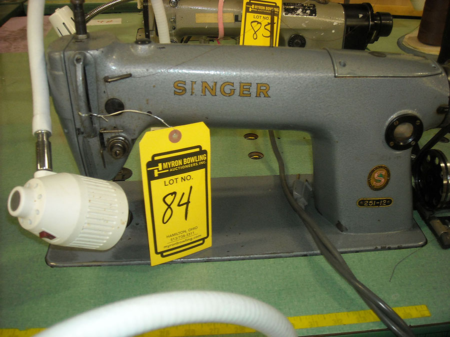 SINGER 251-12 INDUSTRIAL SEWING MACHINE WITH SINGLE NEEDLE AND STRAIGHT