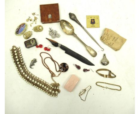Costume jewellery, a carved ebony letter opener, the Laurel ladies safety razor in tin, a string of pearls (A/F) etc. 