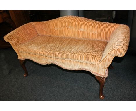 A button upholstered window seat with raised back and arms on cabriole legs, 121cm