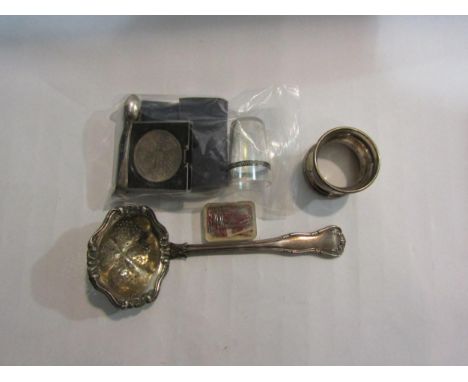 A Continental sifter ladle, a glass tot, various EPNS and small collectables 