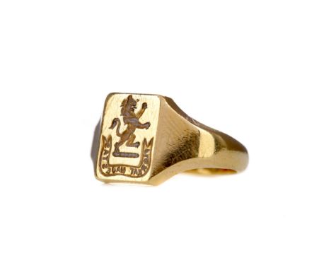 'BROWN' FAMILY CREST RING, with motto and lion rampant, personal inscription to the underside, in eighteen carat gold, size J