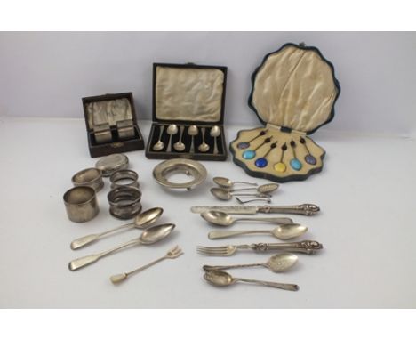 WALKER & HALL A PAIR OF ART DECO DESIGN SILVER NAPKIN RINGS, of square form, having engine turned decoration, Sheffield 1945,