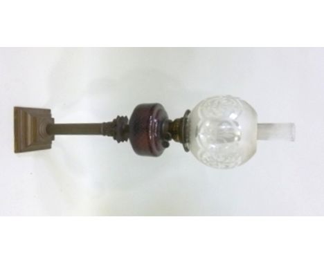 AN EARLY 20TH CENTURY BRASS CORINTHIAN COLUMN OIL LAMP, with moulded amethyst coloured glass reservoir and etched spherical g