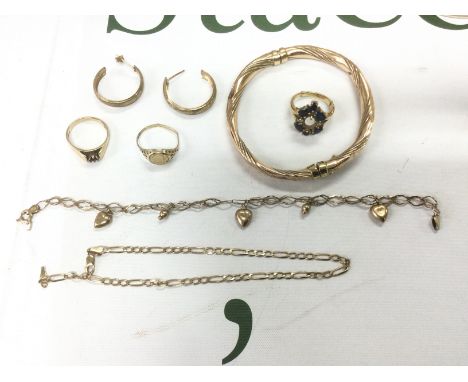 A mixed lot of 9ct gold jewellery, approx 23.3g. Shipping category A.
