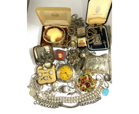 A mixed vintage lot of silver and costume jewellery. (A)