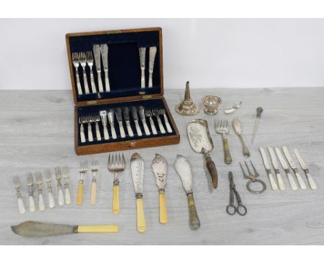 Part mother of&nbsp;pearl handled silver plate set of fish flatware,&nbsp;consisting of nine knives and nine forks; together 