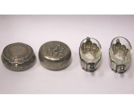 AN ART NOUVEAU CONTINENTAL SILVER PILL BOX, PROBABLY BELGIAN, EARLY 20TH CENTURY cushion-shaped, hammer-finished, chased and 