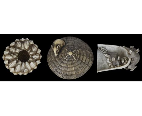 ˜A JAPANESE IVORY NETSUKE OF A RAT ON A HAT, MEIJI PERIOD (1868-1912) carved appearing from a hole gnawed from the underside,