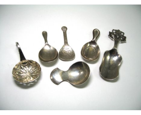 FIVE SILVER CADDY SPOONS, ENGLISH, SCOTTISH AND GERMAN, EARLY 20TH CENTURY including a plain example, circular bowl, spot-ham