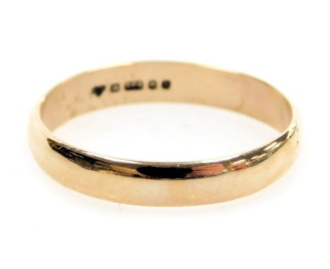 A 9ct gold wedding band, size S, 2.2g.