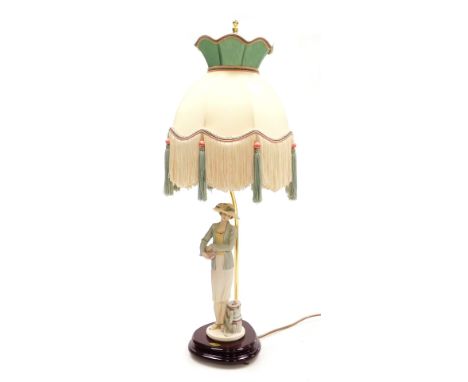 A late 20thC Florence figural table lamp, modelled by Giuseppe Armani, of a lady with a hat, serial number 0691CBL, with shad