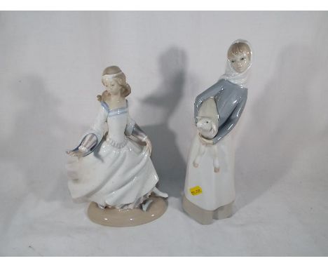 Two Lladro figurines - Est £30 - £40