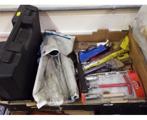 A good mixed lot of tools